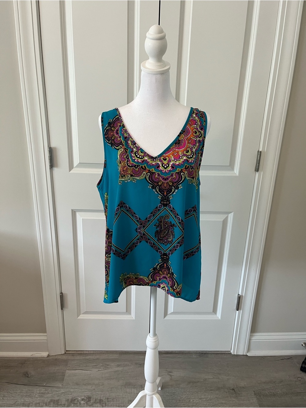 Tyche Teal Paisley-Print V-Neck Tank with Pink and Purple Accents EUC Large